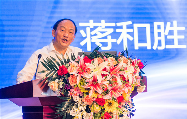 四川大學(xué)黨委委員、經(jīng)濟(jì)學(xué)院教授委員會(huì)主席、博導(dǎo)蔣和勝教授作了《當(dāng)前宏觀經(jīng)濟(jì)形勢(shì)與產(chǎn)業(yè)轉(zhuǎn)型升級(jí)》專(zhuān)題講座.jpg