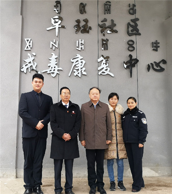 學(xué)院領(lǐng)導(dǎo)與戒毒康復(fù)中心楊警官、四開鄉(xiāng)禁毒防艾專職副書記鄒勤合影留念.jpg